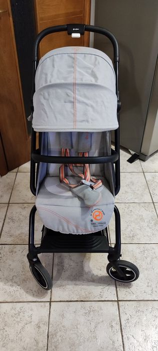 Продавам Лятна бебешка количка, сив цвят.