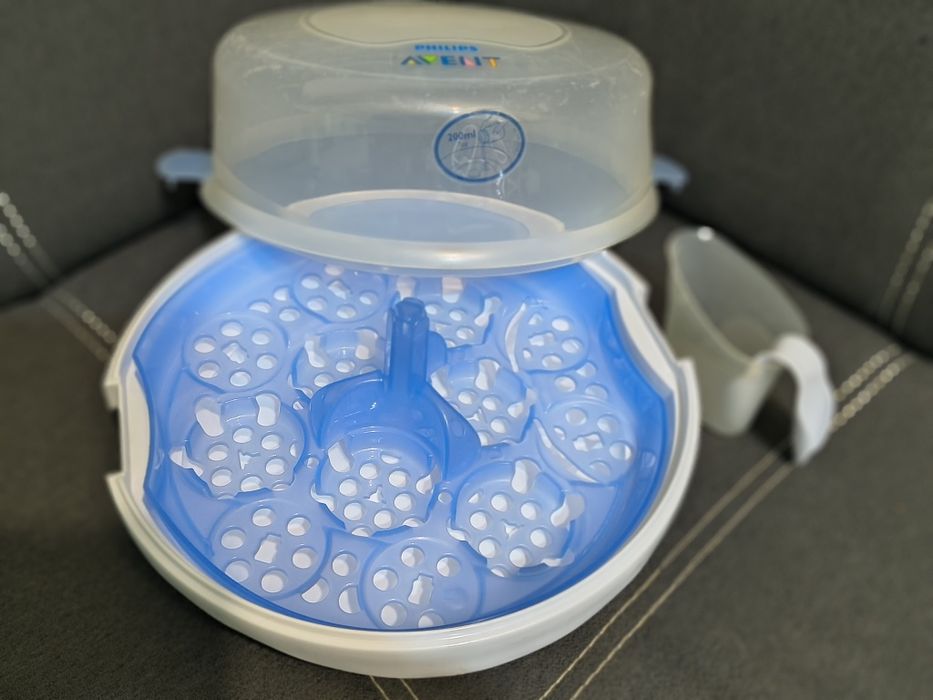 Парен стерилизатор за аксесоари за кърмене и хранене с шише.