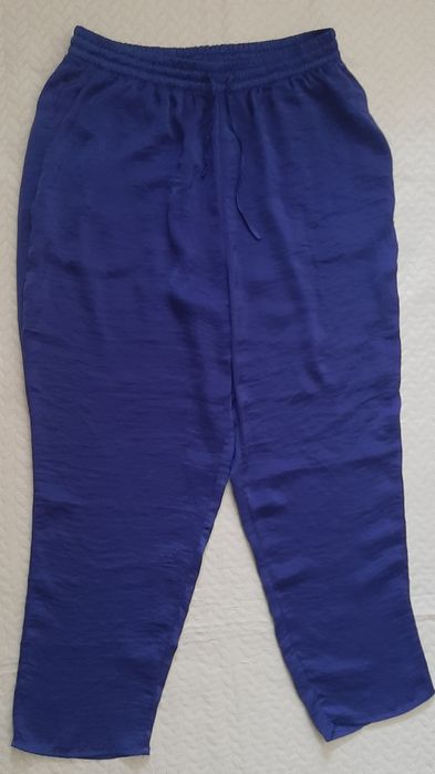 Compleu din matase marimea 42 format din pantaloni si bluza