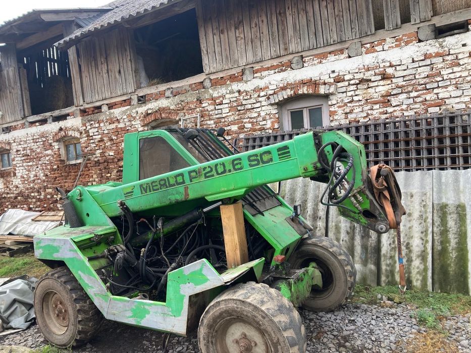 Vând încărcător telescopic Merlo P20.6 SC, an de fabricație 1993. Utilajul este complet din punct de vedere structural, dar are nevoie de atenție.