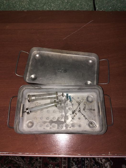 Шприцница со шприцами