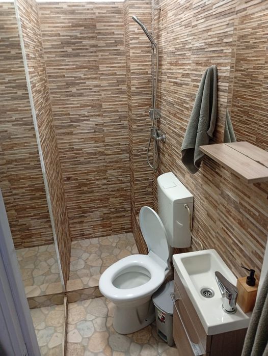 Închiriez ap 3/4 camere + curte proprie+parcare+ foișor direct proprietar