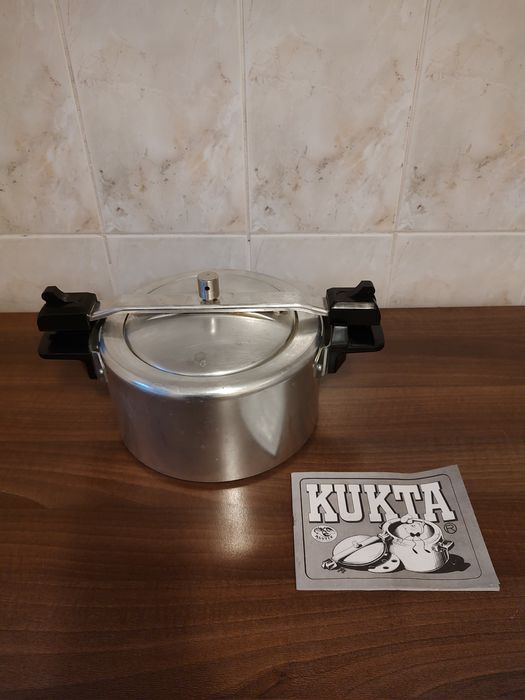Vând oală sub presiune Kukta de 4 litri, în stare foarte bună.