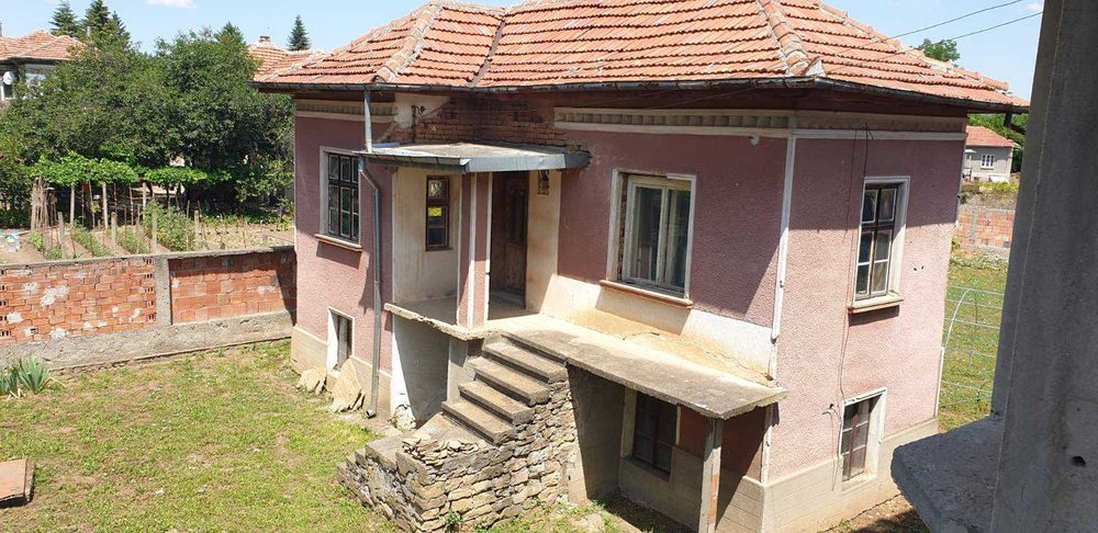 Масивна тухлена къща