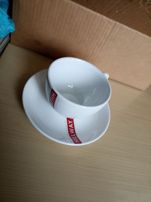 Набор из чайника 4 чашек и 4 блюдец и сахарницы