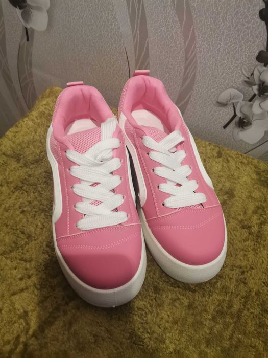 Дамски розави кецове