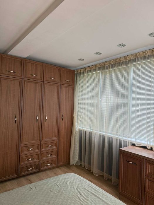 Продава се просторен етаж от къща със самостоятелен двор в гр. Средец, област Бургас
