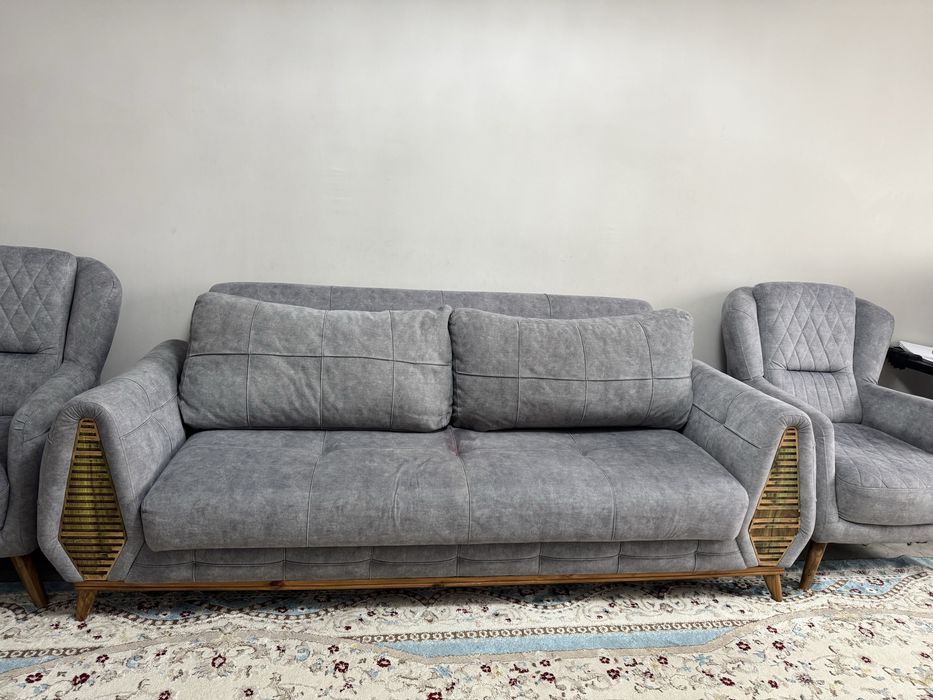 Срочно продам диван с двумя креслами