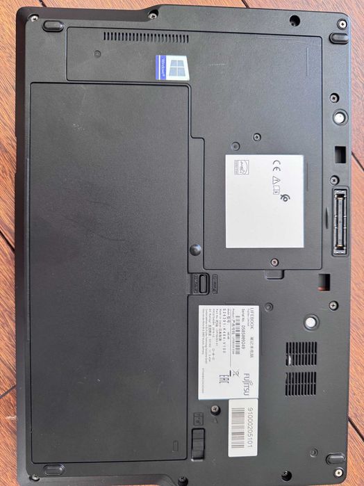 Fujitsu 14" Full HD Lifebook E549 лаптоп (8GB RAM, 470GB SSD, Core i5) + зарядно