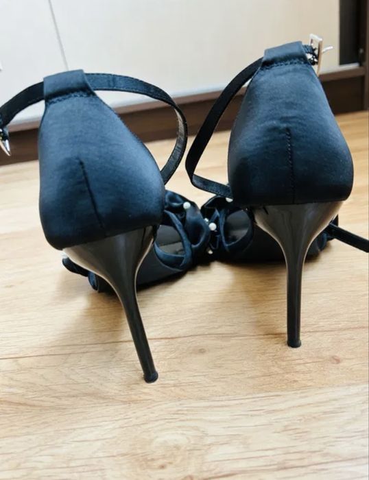 Черен сатен и бели перли