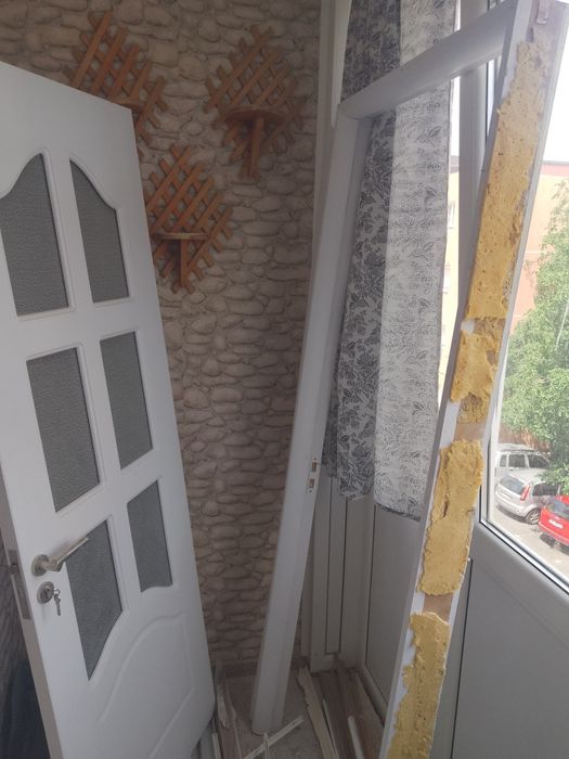 Vând ușă albă din lemn 200 / 70 cm cu tot cu toc și cheii.