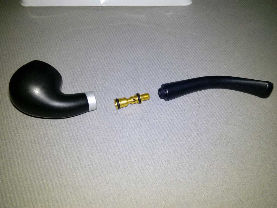 курительные трубки в запечатанных коробках.