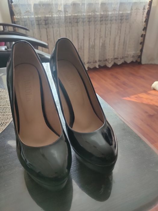 Продам классические туфли