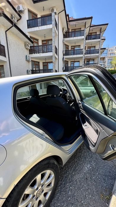 Продавам Volkswagen Golf 5