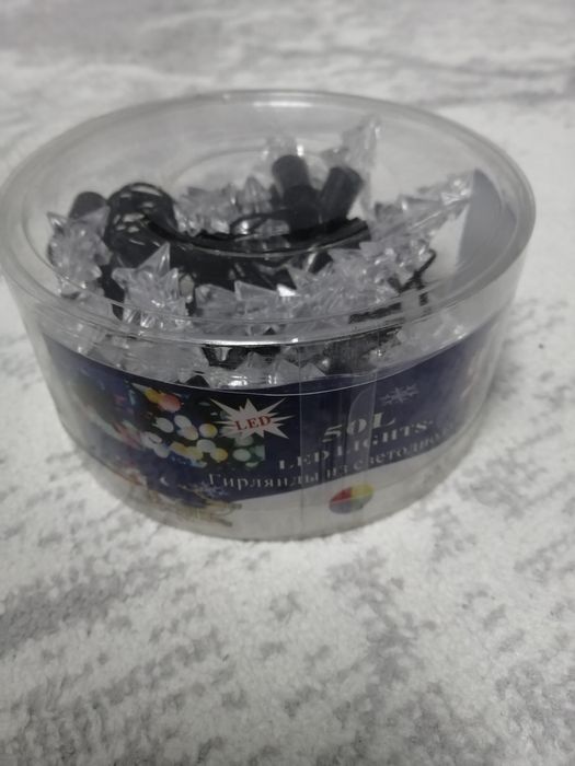 Новогодние игрушки и гирлянды