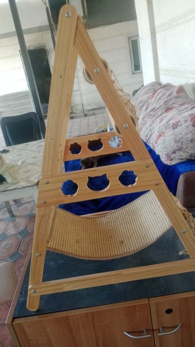Продам лежанку с когтеточкой