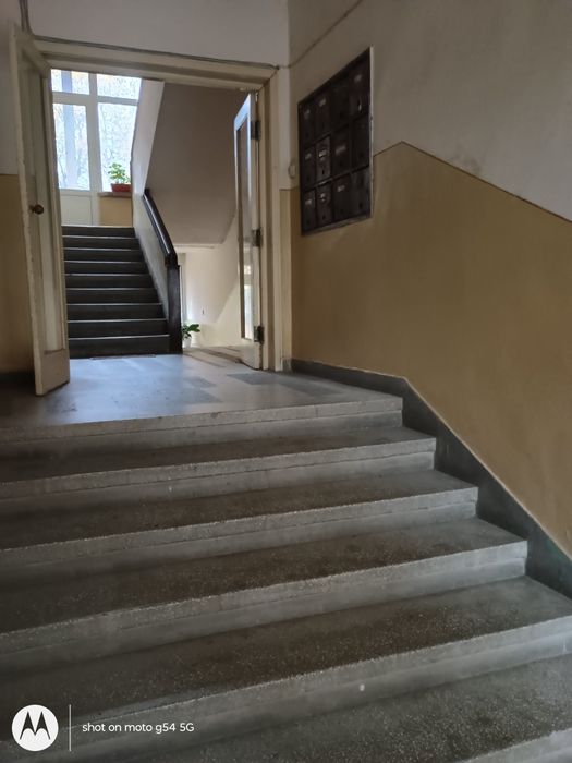 Под наем 3 стаен, София, кв. Изток, 100 кв.м. обзаведен, партер