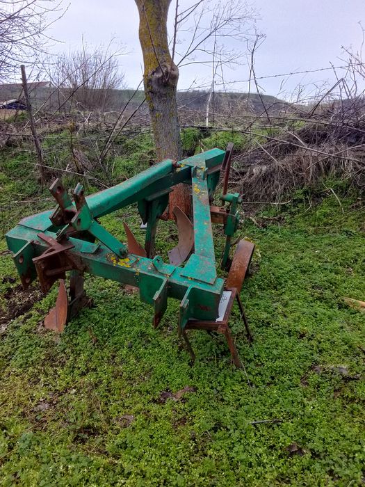 Плуг троен за оран