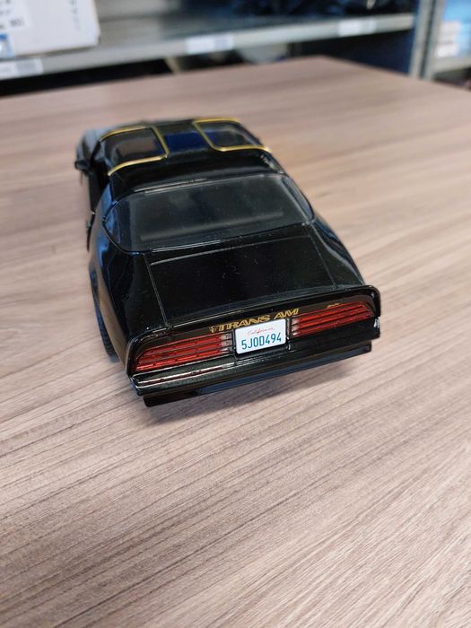 Artisan Collection Pontiac Firebird Trans Am 1977 1/18