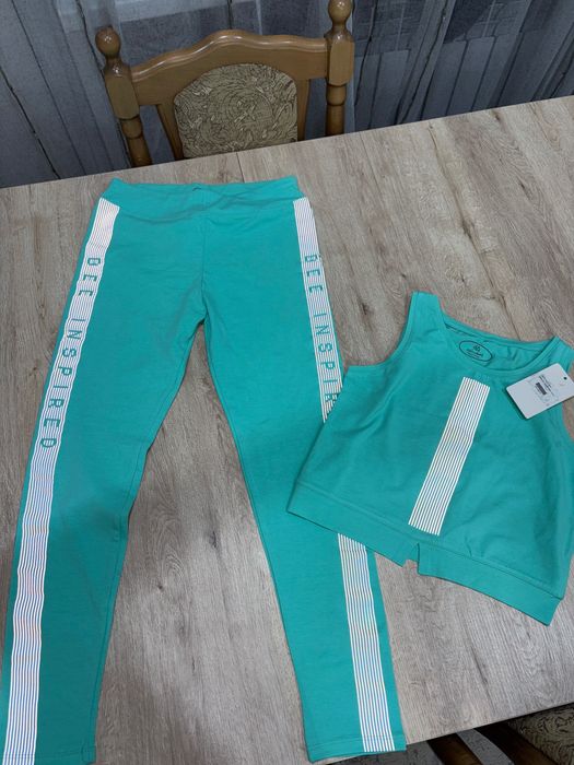 Двойка, лосины и топ