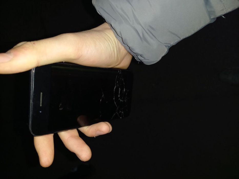 Продам Айфон 8 .