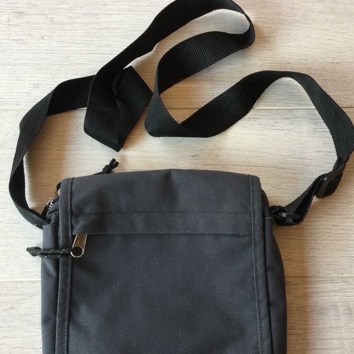 оригинална мъжка тъмно сива маркова чанта за през рамо / shoulder bag EASTPAK от САЩ