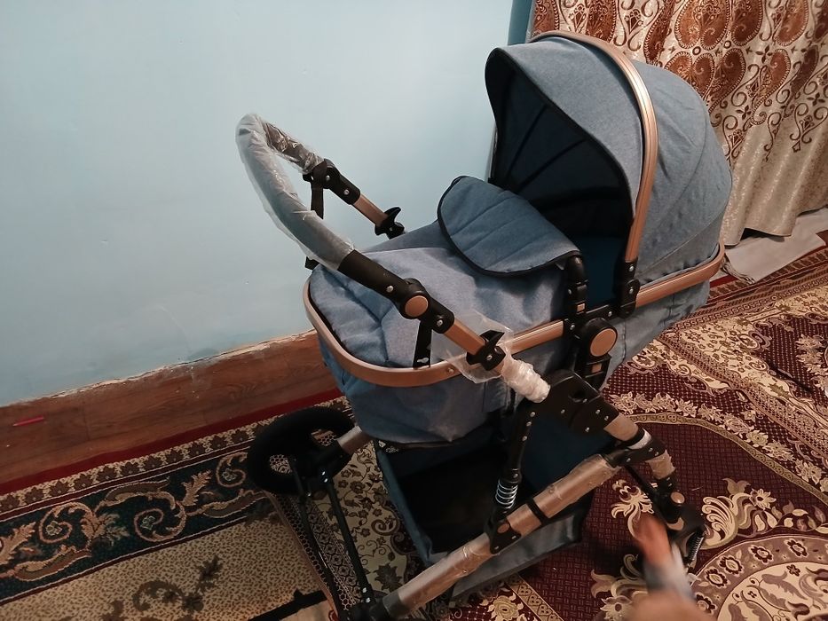 Болшая детская коляска.