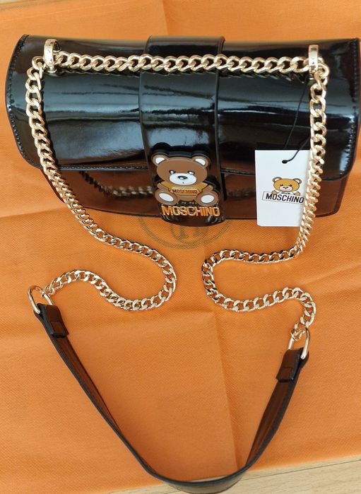 Geanta Moschino model lacuit logo metalic auriu