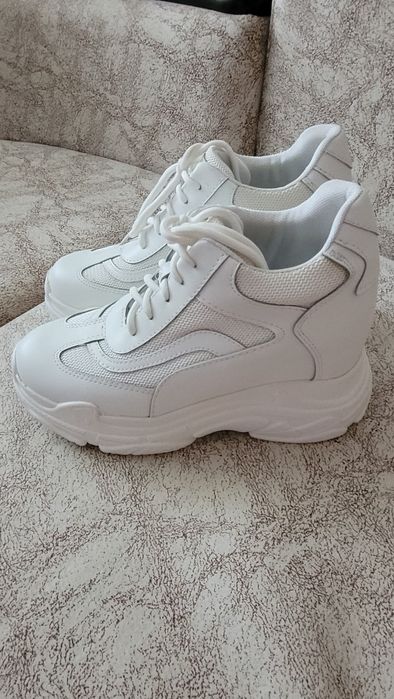 Продам женские кроссовки.