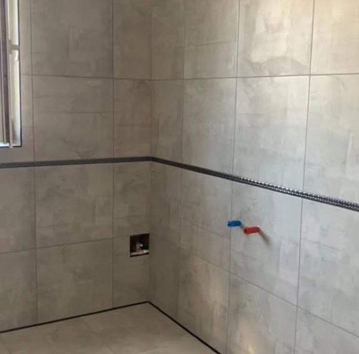 Кафельщик, керамагранит широкоформатный.