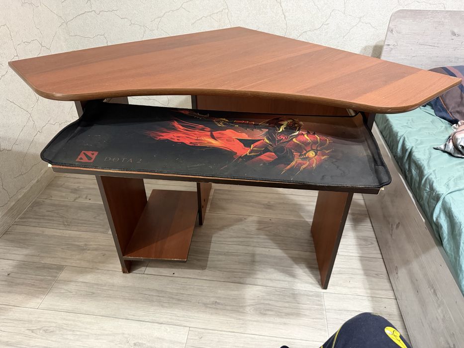 Продам угловой компьютерный стол