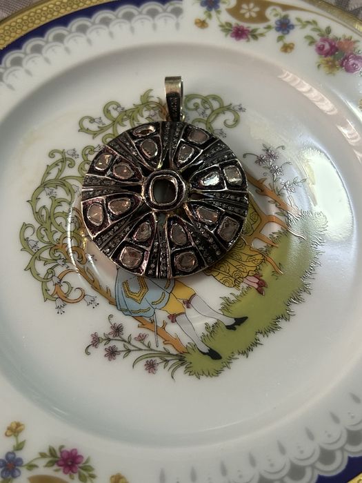 Златна висулка със сребро и диаманти по нея