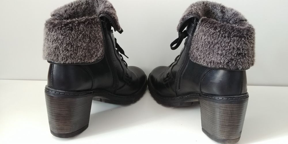 Ghete cu șireturi și toc lat