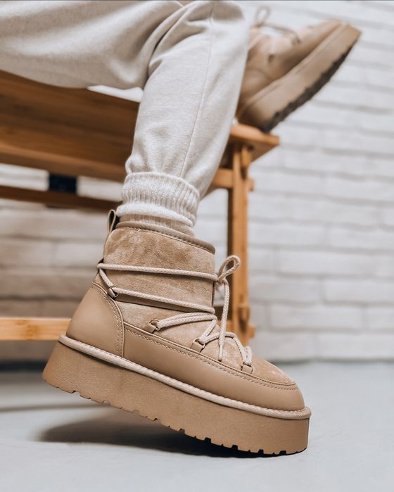 Бежови дамски зимни боти тип UGG