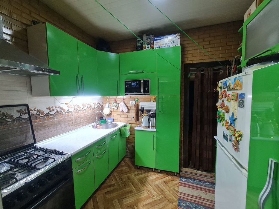 Продаю квартиру 1 этаж 3 комнатная со всеми удобствами.