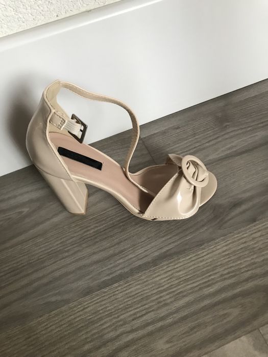 Босоножки бежевые красивые