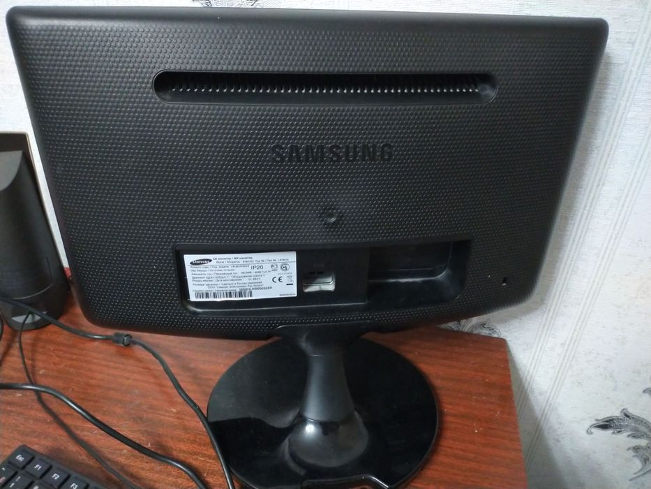 Продам монитор Samsung S19B300N