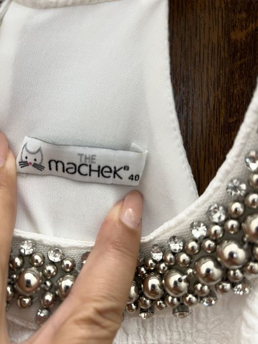 Бяла рокля с камъни