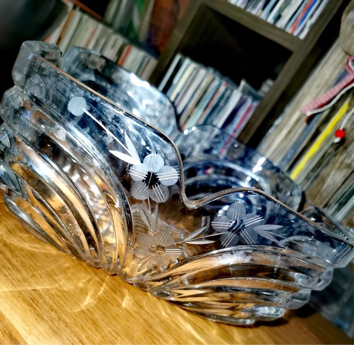 Кристална фруктиера тежка масивна с деликатни флорални гравюри красива