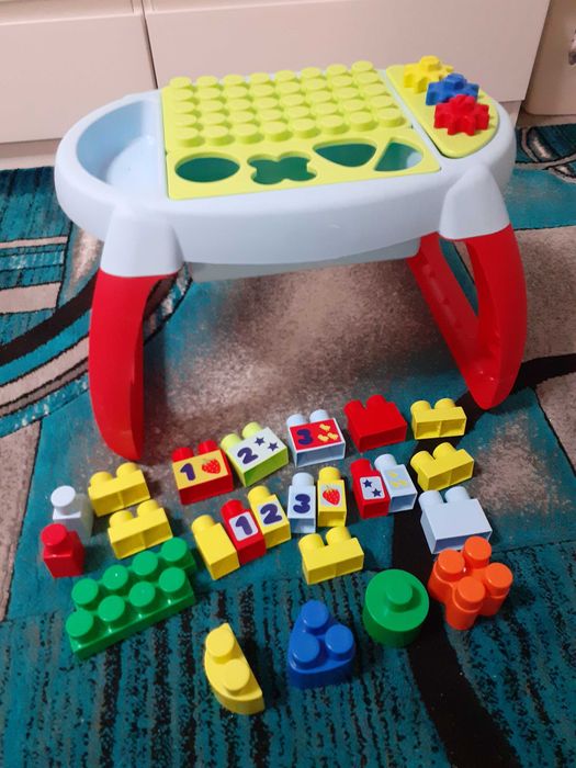 Vand masuta cu lego ptr copii de 1-3 ani in stare foarte buna