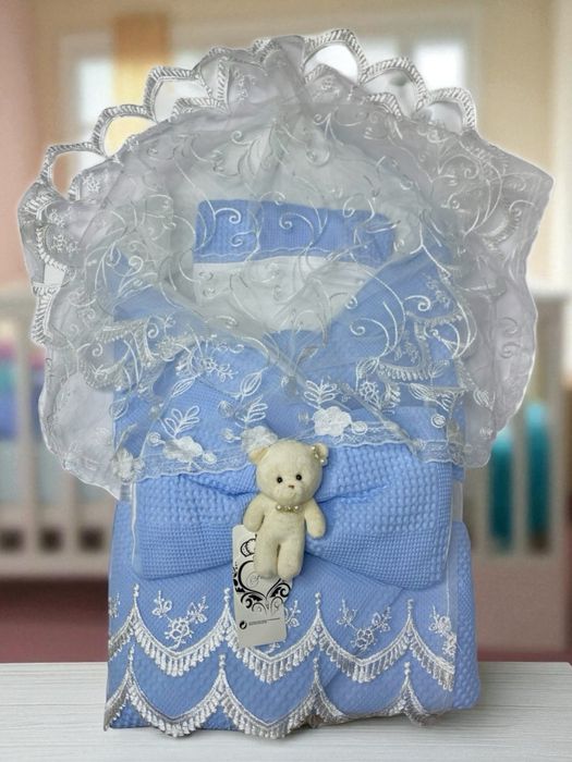 Нарядные конверты для новорождённых малышей на выписку