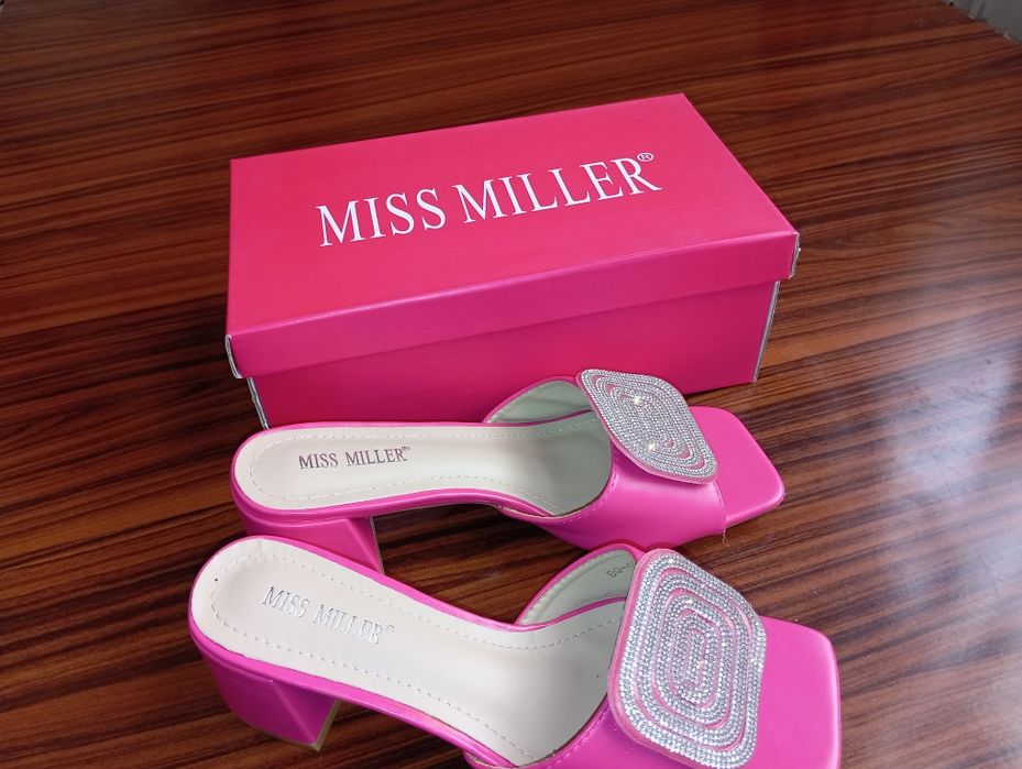 Oyoq kiyim ayollar uchun