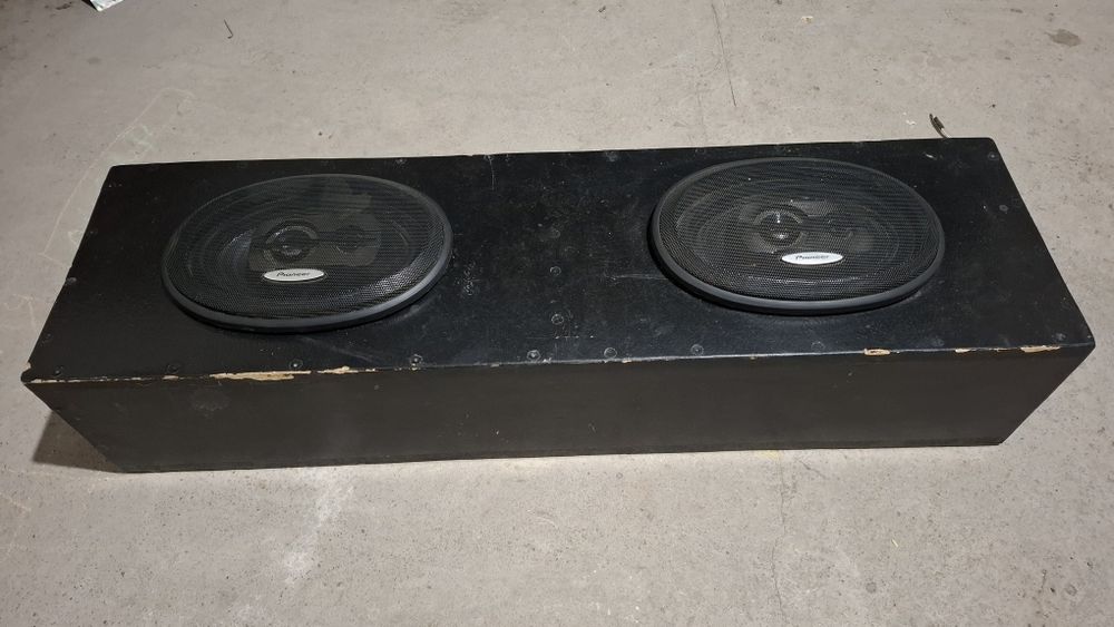Продам короб с динамиками.