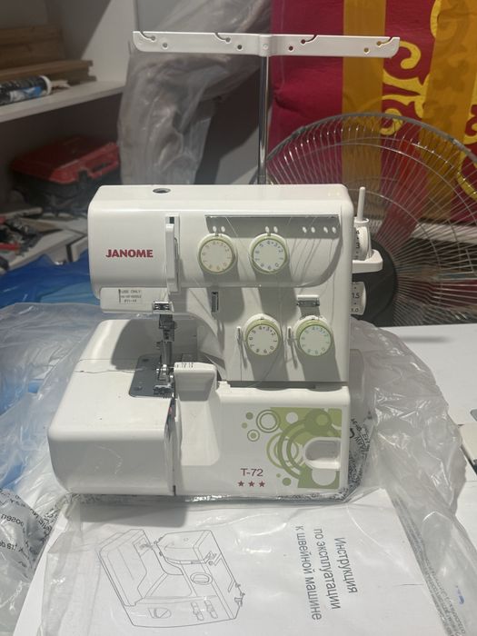 Продаётся оверлок Janome T-72