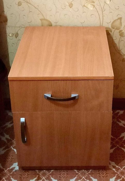 Продам тумбу под телевизор,   б/у.