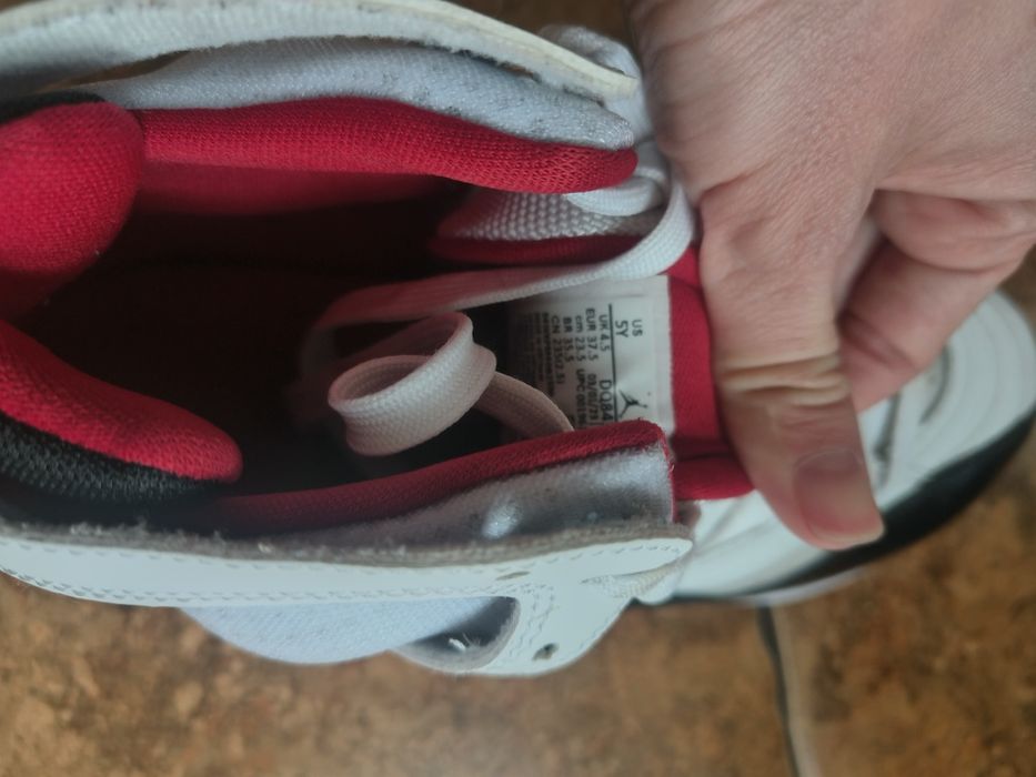 Jordan Jumpman Two Trey маратонки за момче 37.5
White Gym Red Black