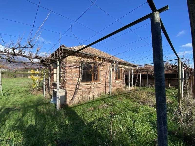 Продава се: Тухлена къща 70 кв.м с двор 1200 кв.м в с.Васил Левски