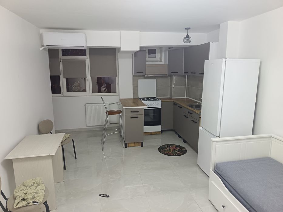 Închiriez garsoniera