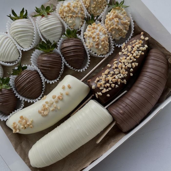 Клубника, финики и бананы  в шоколаде