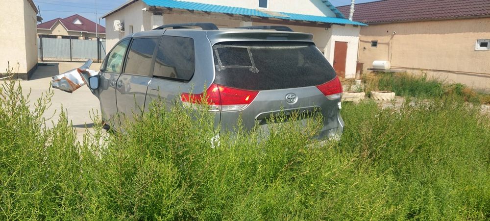 Toyota  Sienna Le 2011